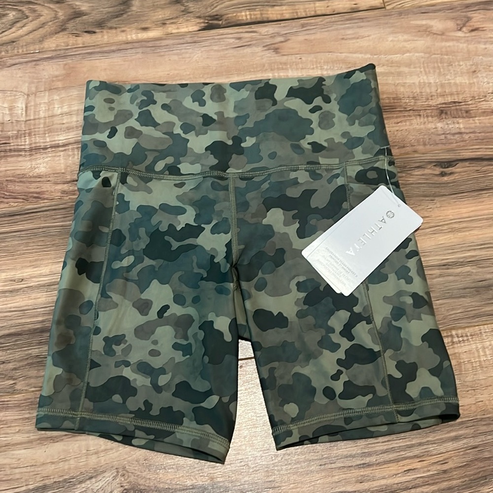 Athleta Salutation Stash Pocket II 7" Shorts NWT